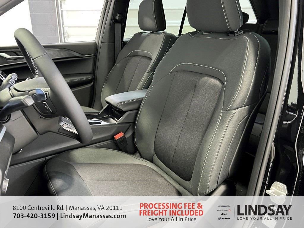 New 2025 Jeep Grand Cherokee Laredo X w/ Luxury Tech Group I AWD/4WD image 18