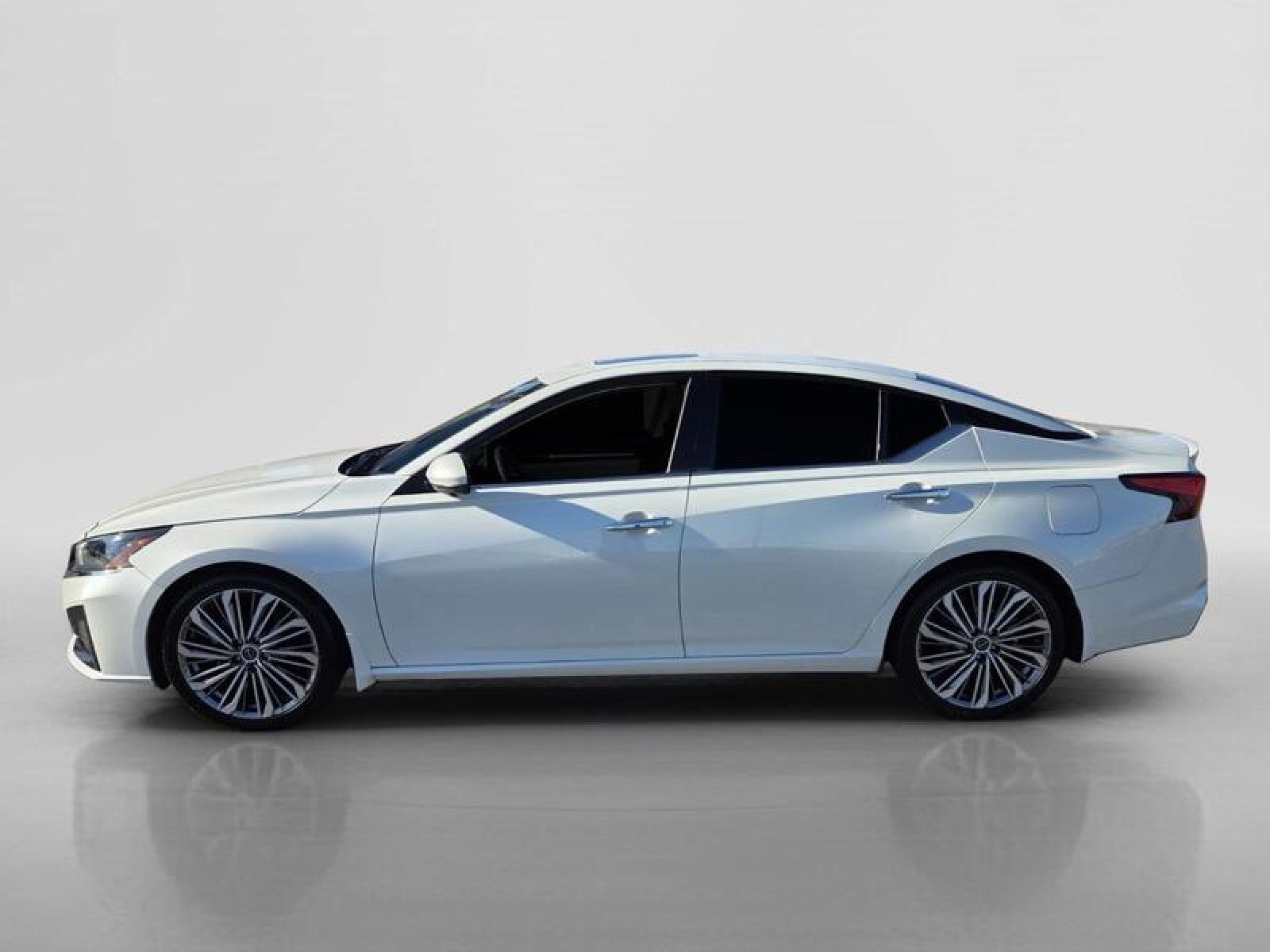Used 2023 Nissan Altima 2.5 SL FWD image 2