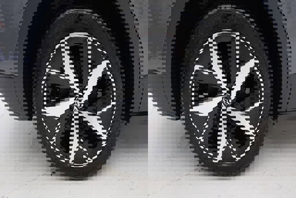 Used 2023 Volkswagen ID.4 Pro S AWD/4WD image 9