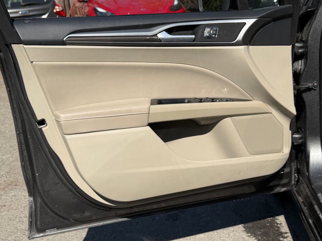 Used 2020 Ford Fusion SEL FWD image 17