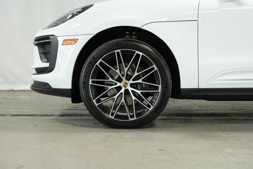 Certified 2025 Porsche Macan AWD/4WD image 42