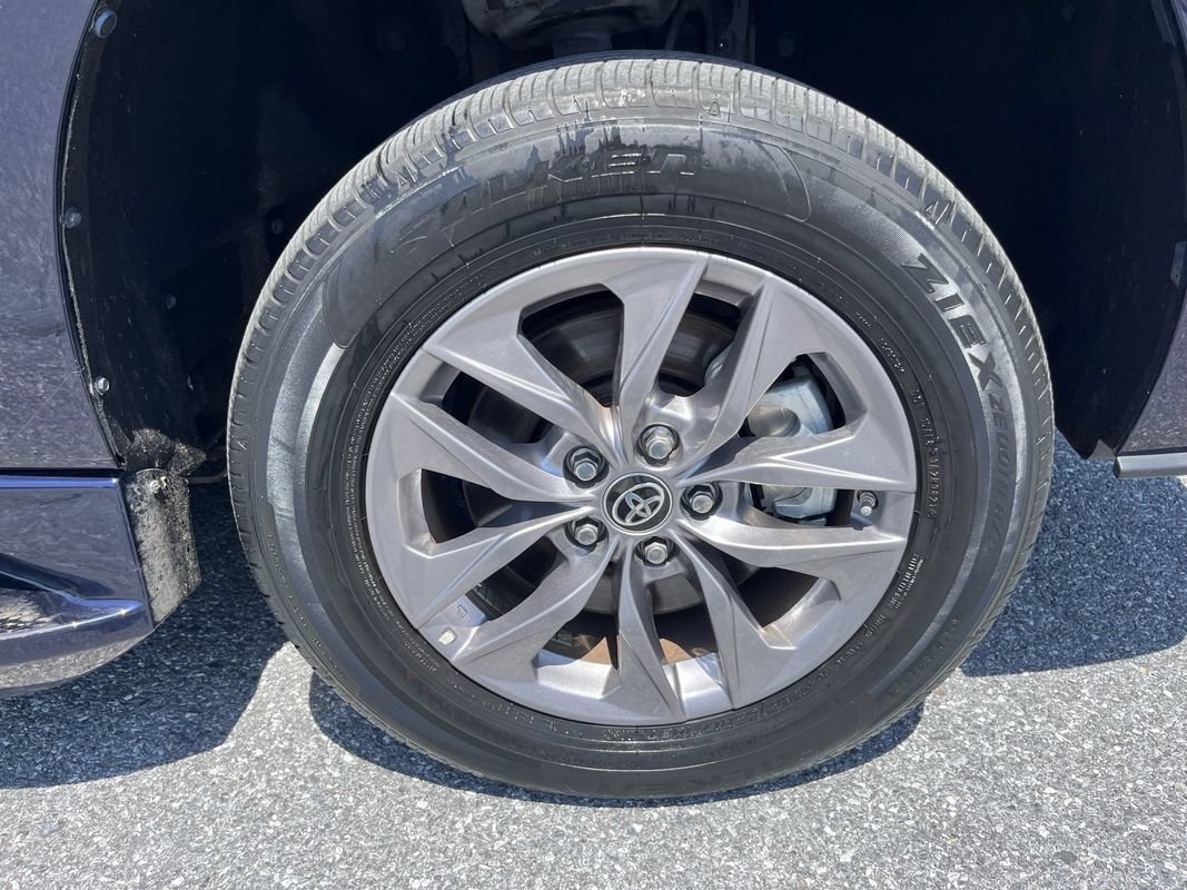 Used 2021 Toyota Sienna XLE w/ XLE Plus Package FWD image 25
