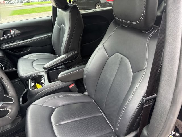 Used 2025 Chrysler Pacifica Select FWD image 24