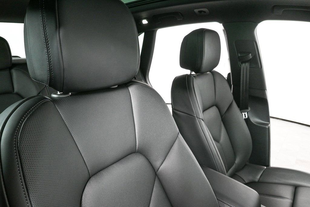 Certified 2026 Porsche Macan AWD/4WD image 23