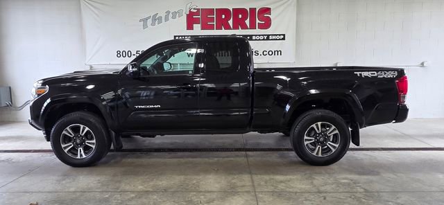 Used 2017 Toyota Tacoma TRD Sport image 2