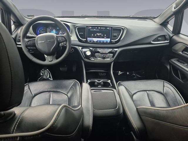 Used 2024 Chrysler Pacifica Premium image 12