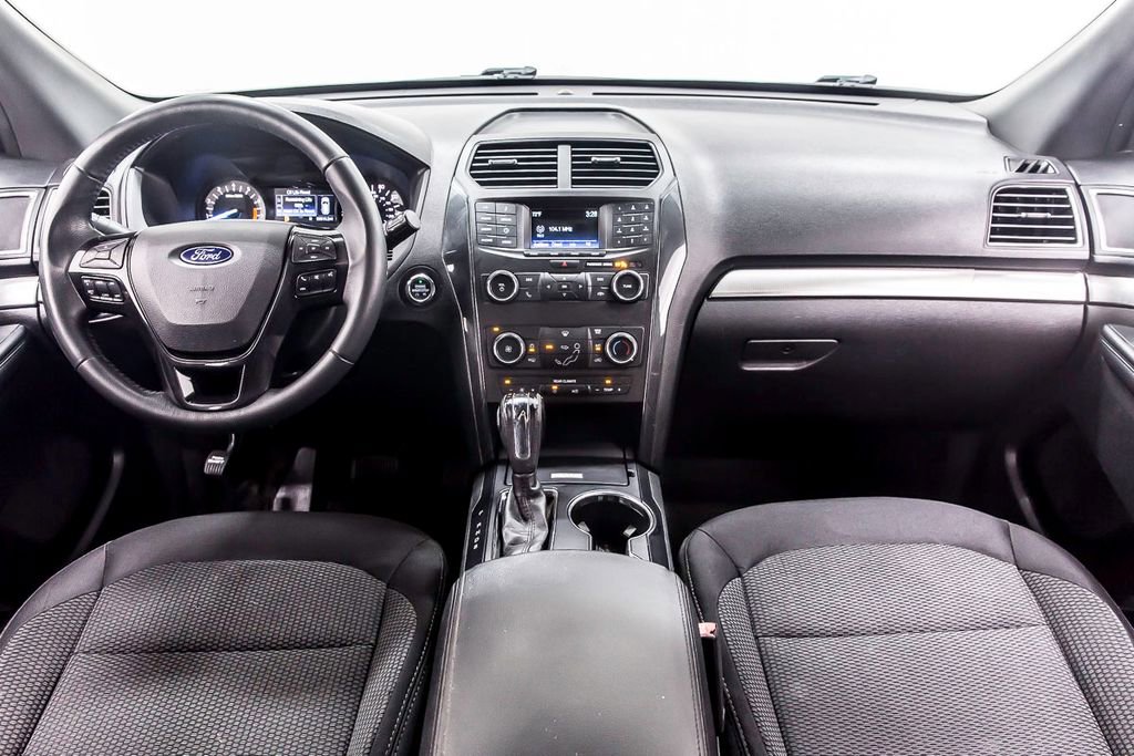 Used 2018 Ford Explorer XLT image 17