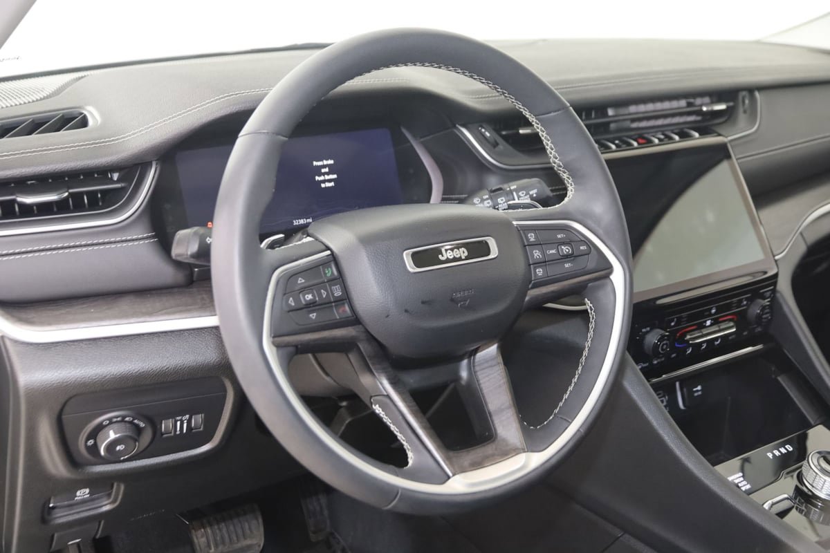 Used 2023 Jeep Grand Cherokee L Limited AWD/4WD image 6
