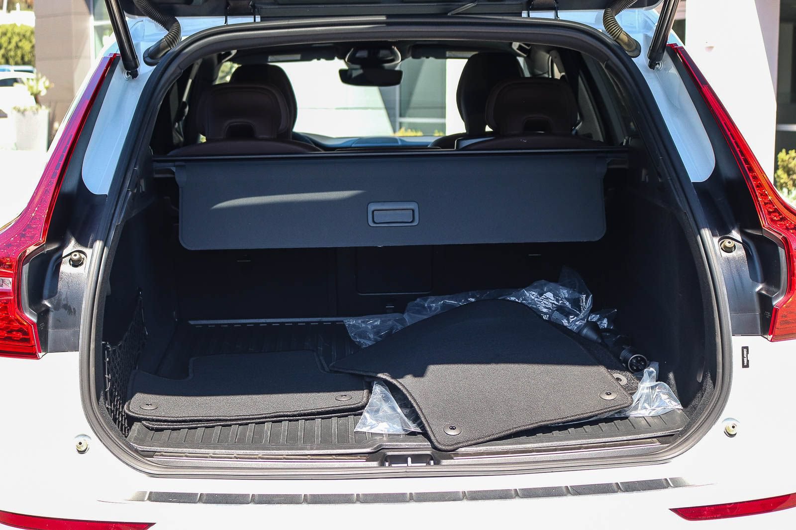 Used 2024 Volvo XC60 T8 Plus w/ Protection Package Premier AWD/4WD image 30