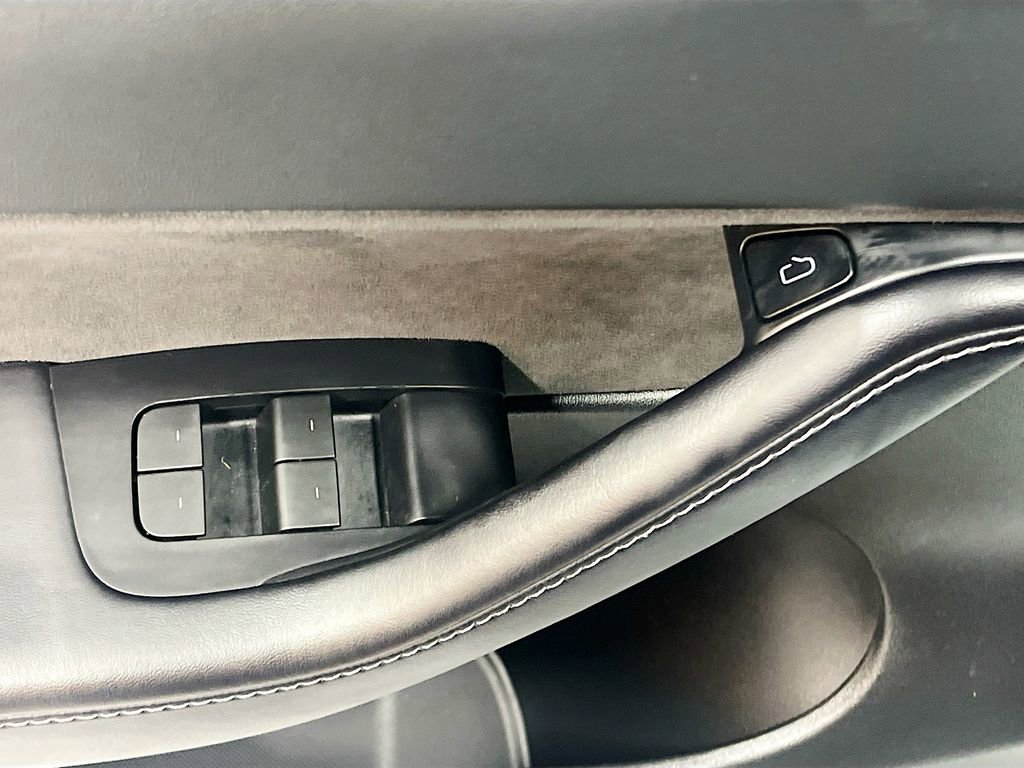 Used 2022 Tesla Model Y Long Range image 16