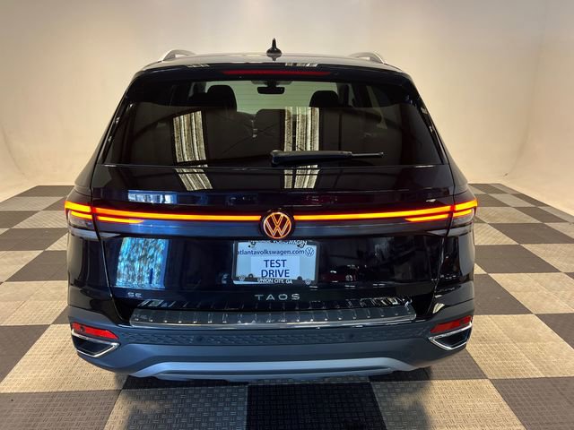 Certified 2025 Volkswagen Taos SE image 4