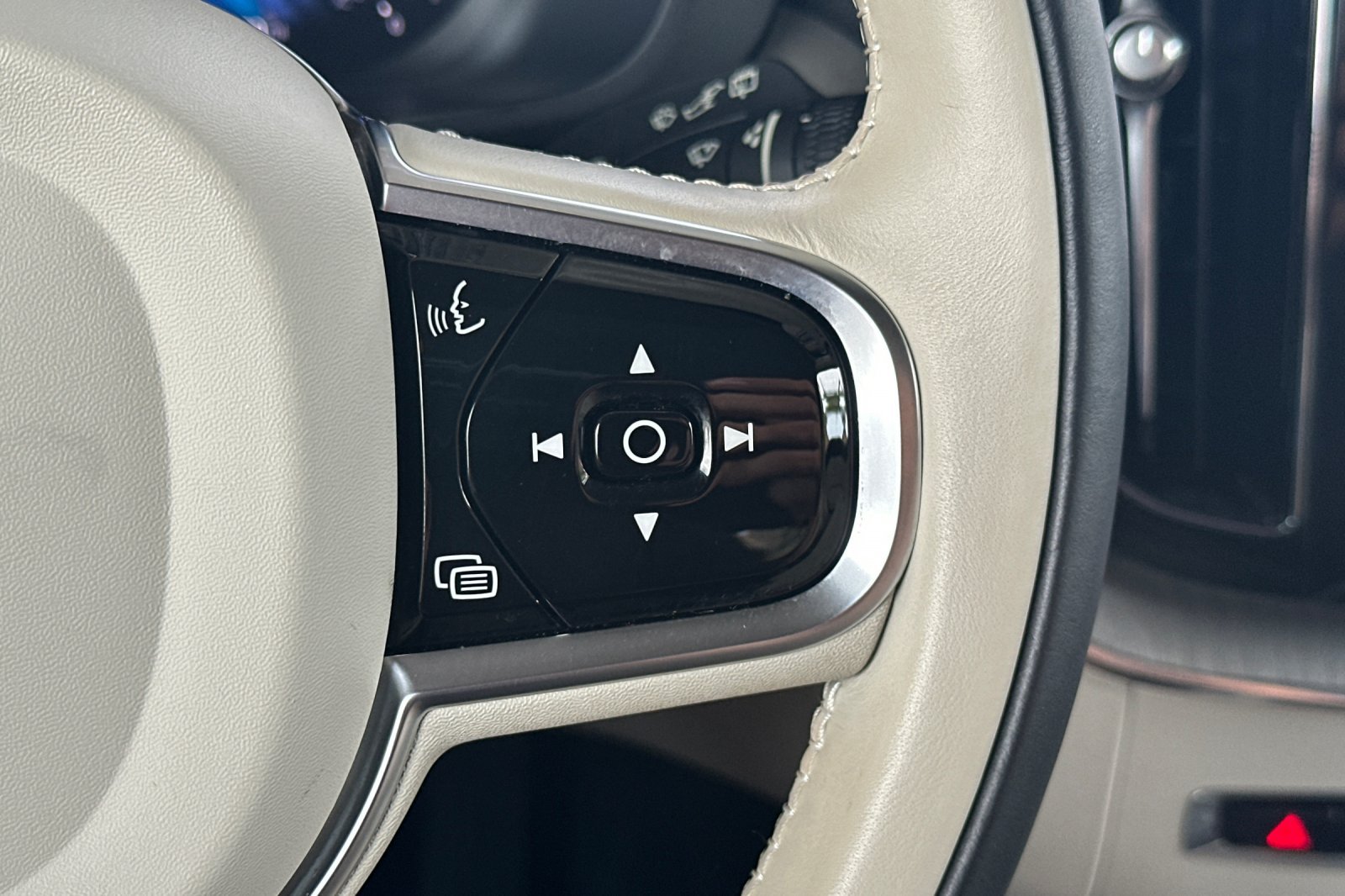 Certified 2023 Volvo XC60 B5 Plus w/ Climate Package FWD image 30