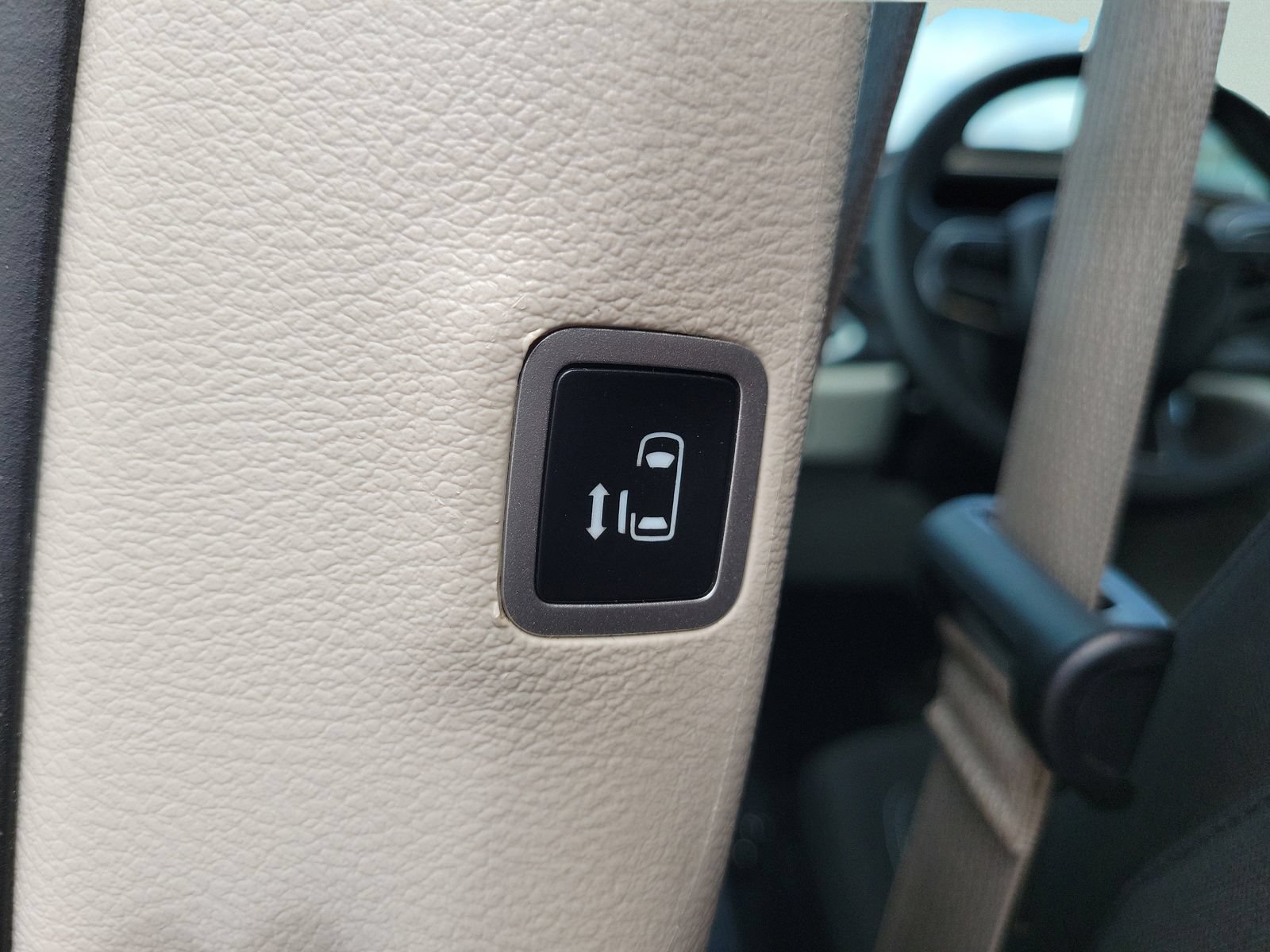 Used 2023 Chrysler Voyager LX FWD image 25