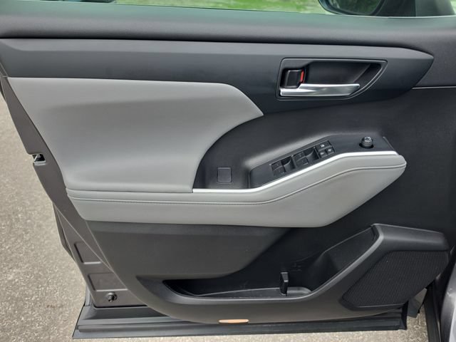 Used 2022 Toyota Highlander XLE FWD image 18