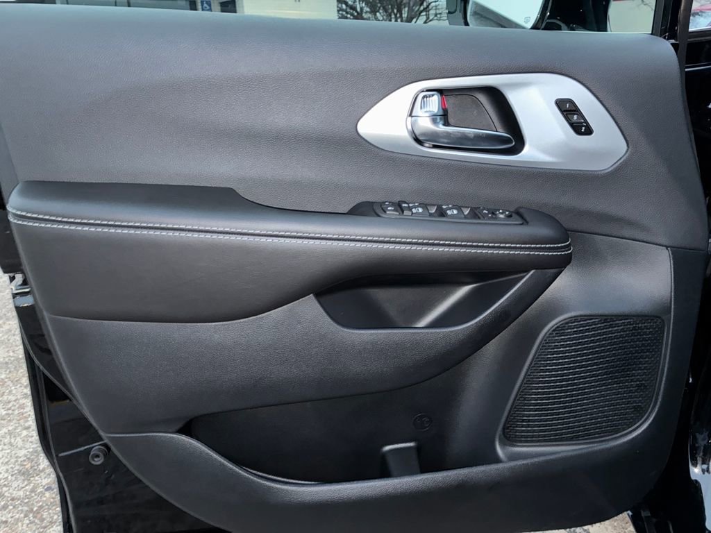 New 2026 Chrysler Pacifica Limited w/ Trailer Tow Group image 11