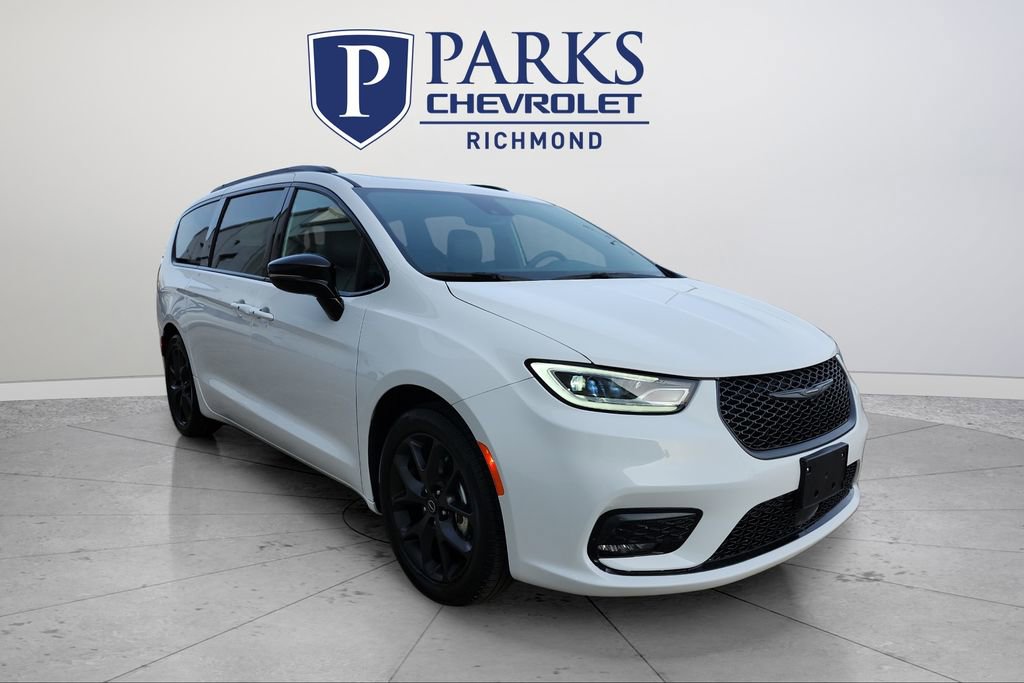 Used 2025 Chrysler Pacifica Limited FWD image 1