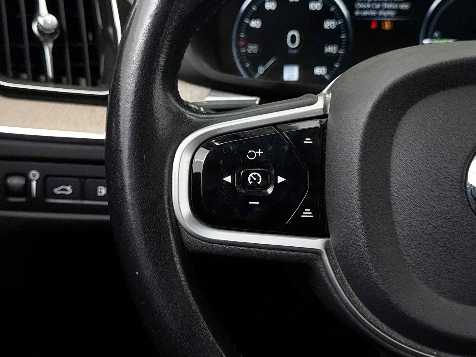 Used 2019 Volvo XC60 T8 Inscription w/ Advanced Package image 32