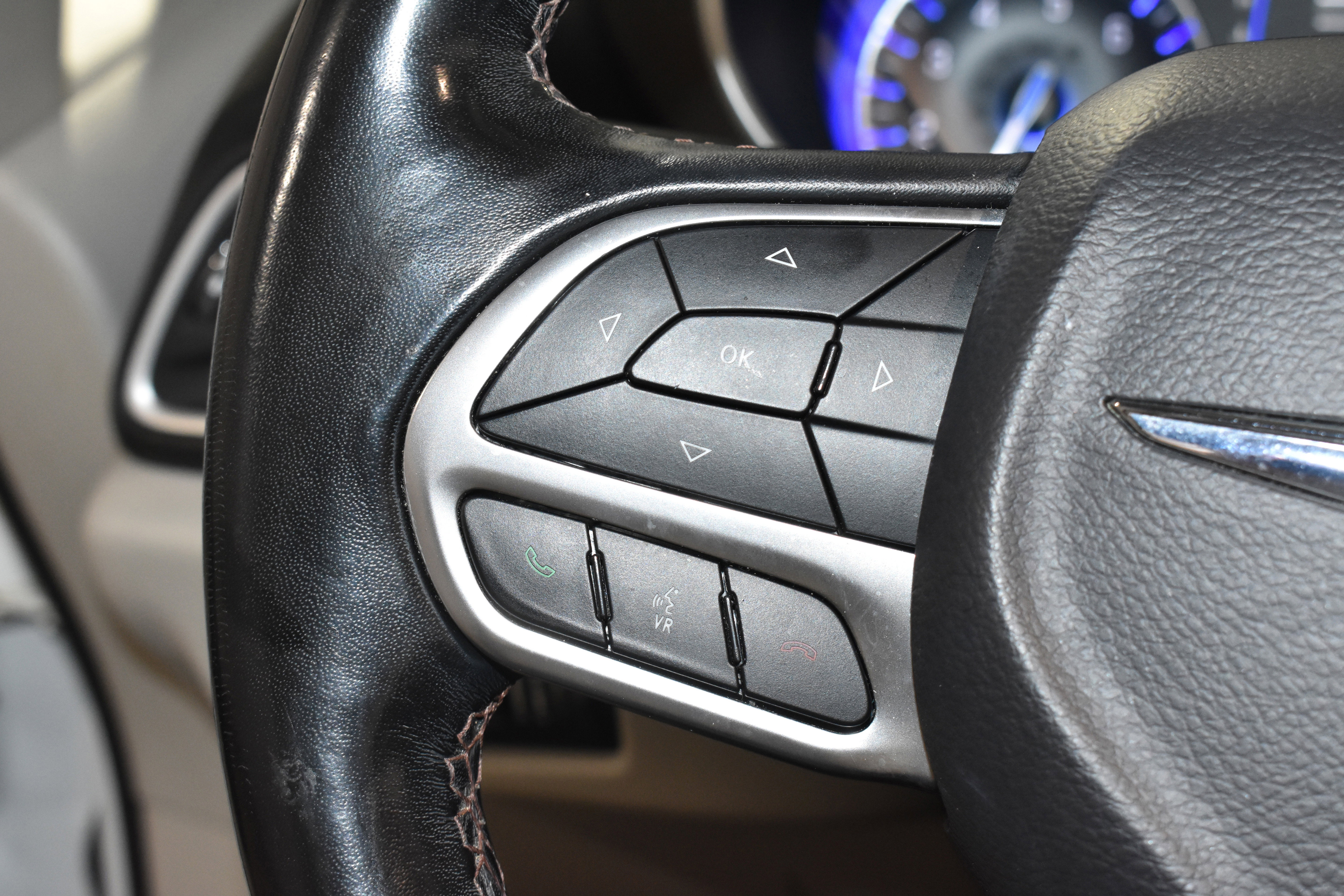 Used 2019 Chrysler Pacifica Touring-L image 14