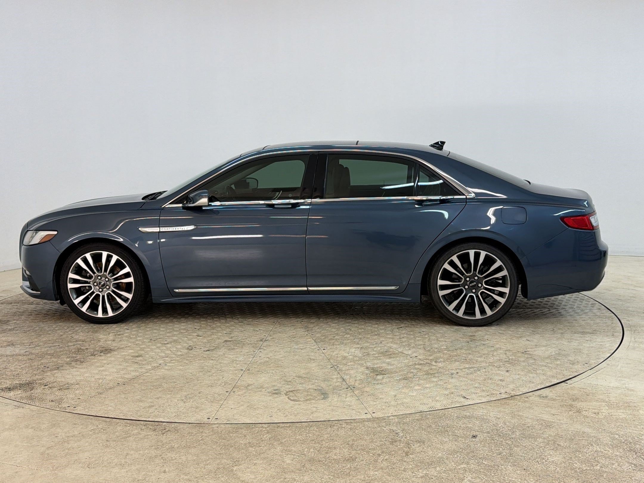 Used 2019 Lincoln Continental Select w/ Continental Climate Package FWD image 2