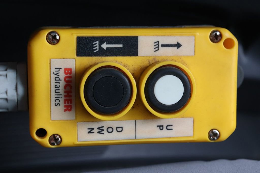 Used 2020 Isuzu NPR image 32