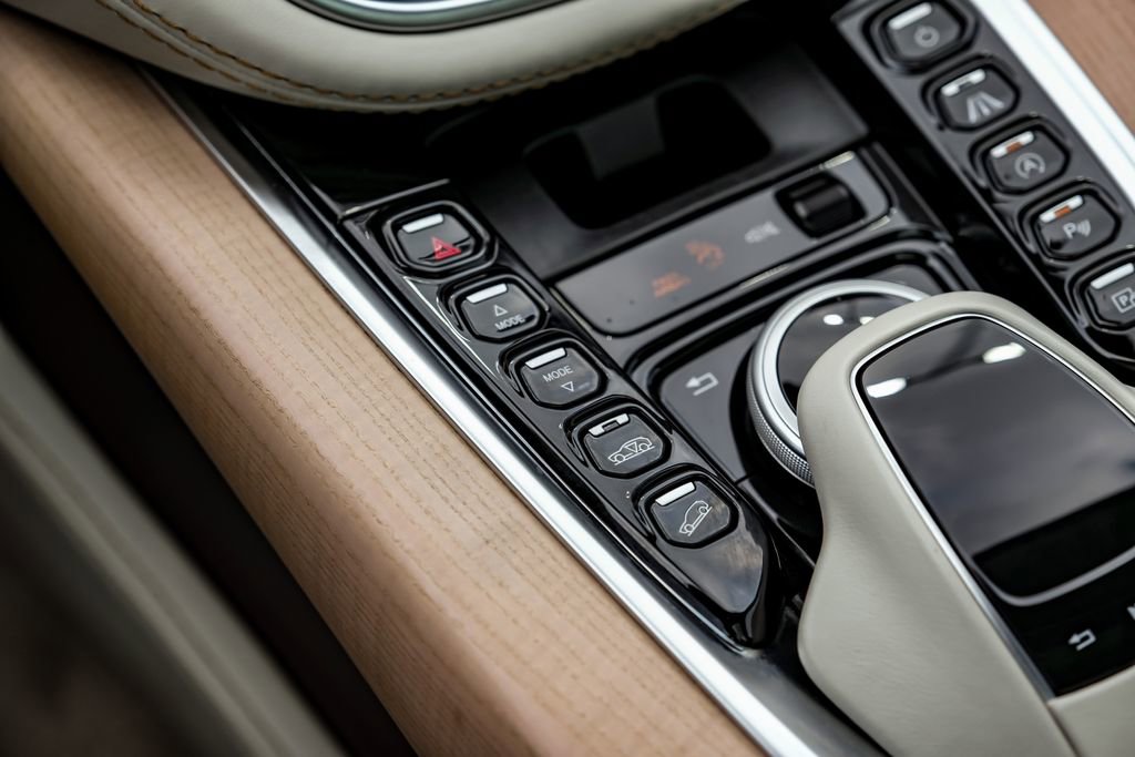 Used 2021 Aston Martin DBX image 27