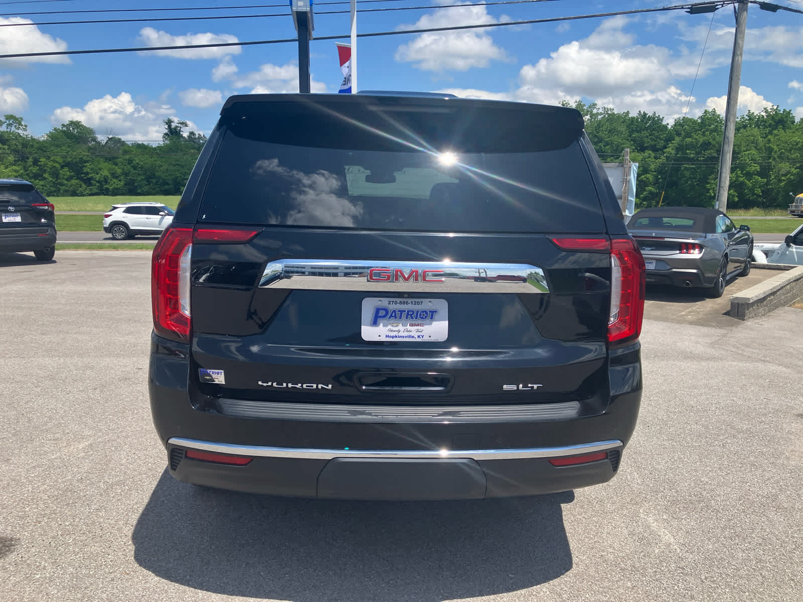 Used 2023 GMC Yukon SLT w/ SLT Premium Package AWD/4WD image 6