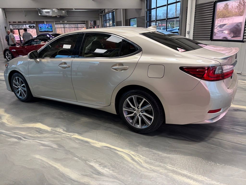 Used 2017 Lexus ES 300h w/ Luxury Package image 37