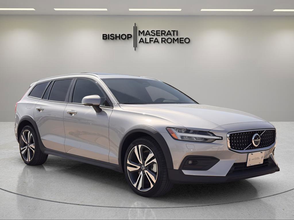 Used 2025 Volvo V60 B5 Cross Country Plus image 3