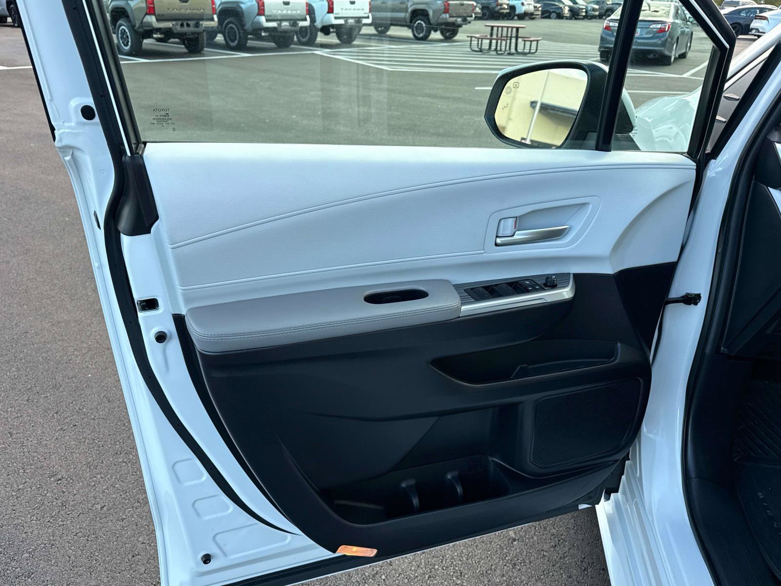 Used 2025 Toyota Sienna XLE FWD image 13