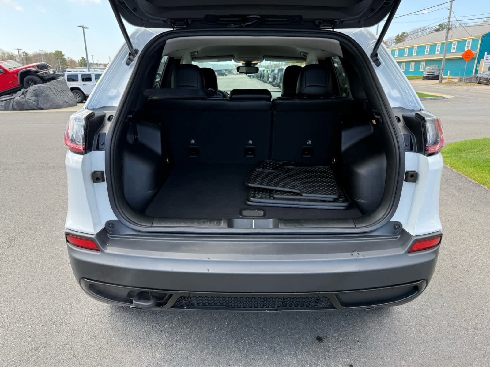 Used 2022 Jeep Cherokee Latitude AWD/4WD image 8