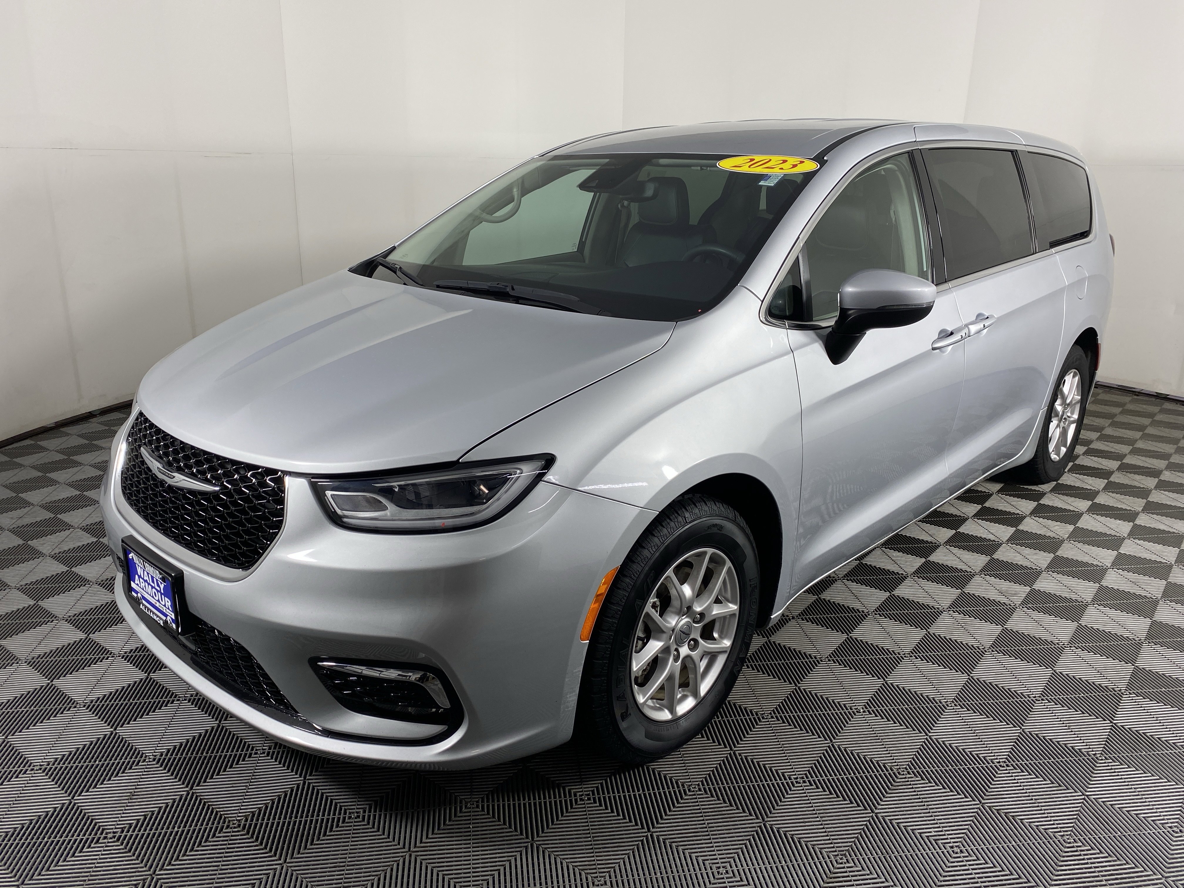 Used 2023 Chrysler Pacifica Touring-L image 10