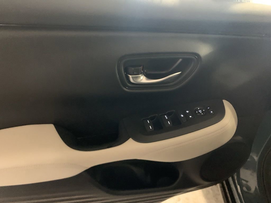 Used 2023 Honda HR-V LX image 13