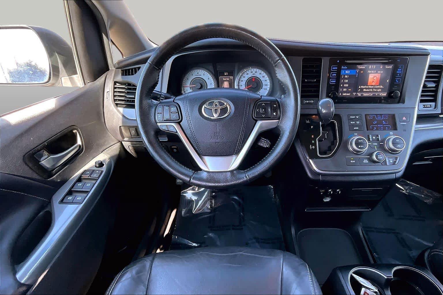 Used 2017 Toyota Sienna SE w/ SE Preferred Package FWD image 5