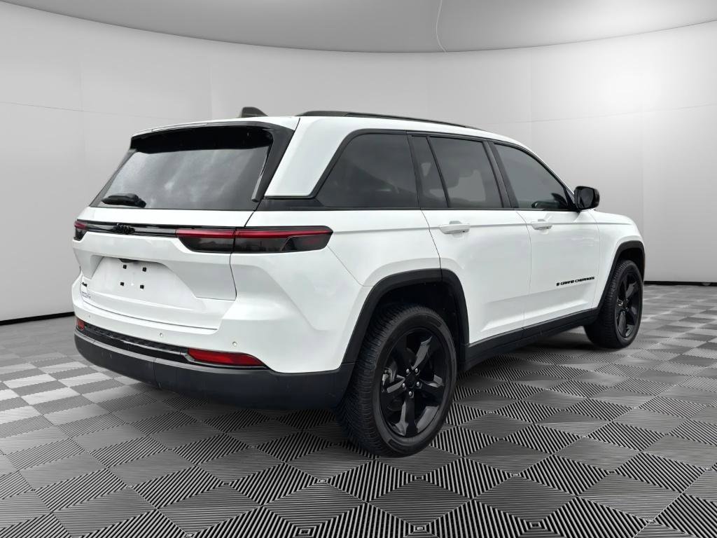 Used 2023 Jeep Grand Cherokee Altitude AWD/4WD image 4