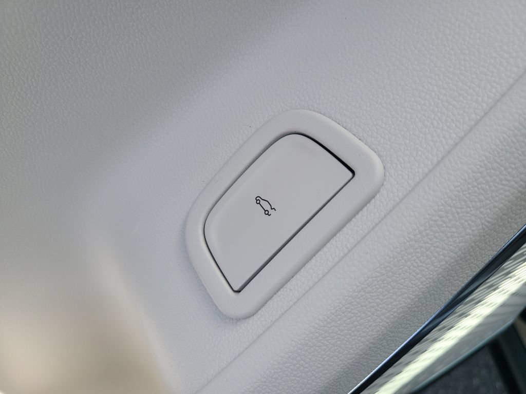Used 2025 GMC Acadia Denali w/ LPO, Floor Liner Package FWD image 19