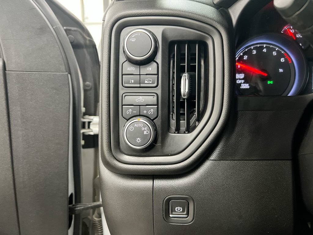 Used 2020 Chevrolet Silverado 1500 Custom w/ Custom Value Package AWD/4WD image 18