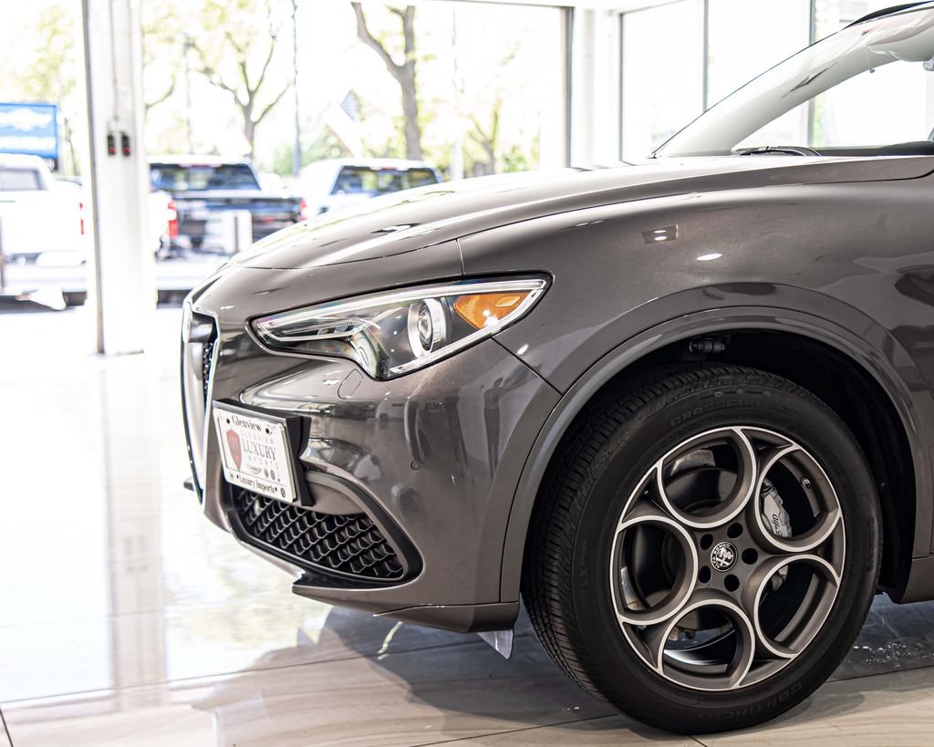 Used 2023 Alfa Romeo Stelvio Ti AWD/4WD image 4