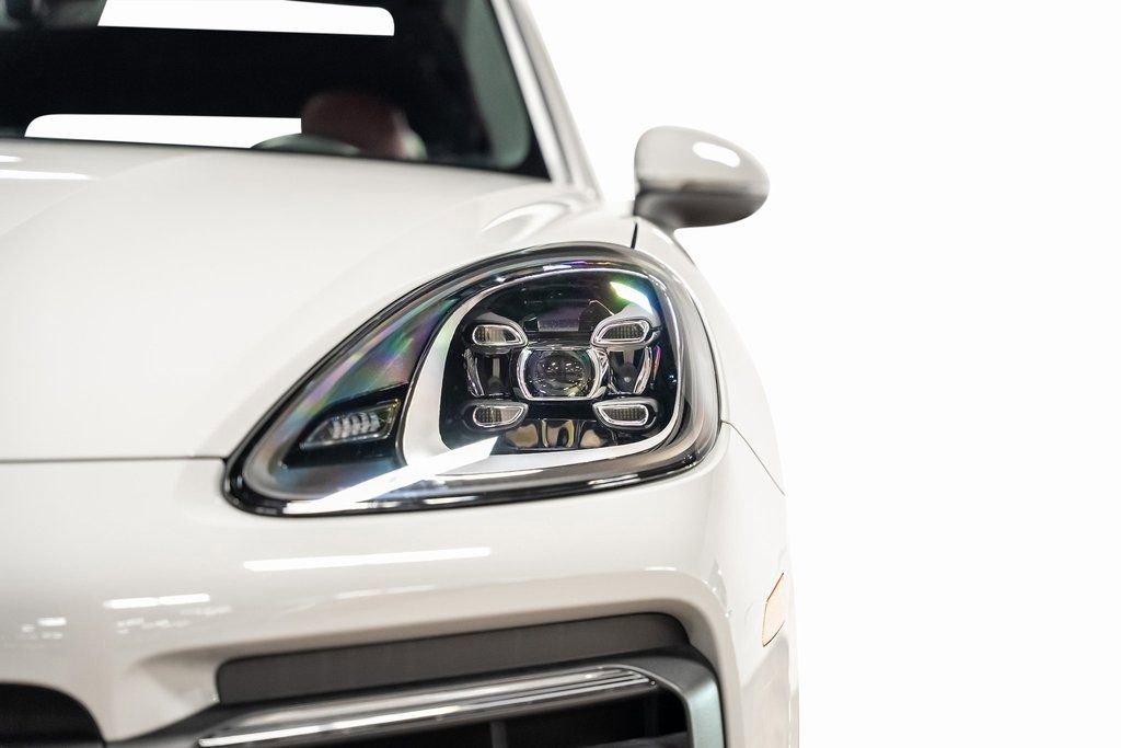 Used 2023 Porsche Cayenne Platinum Edition image 9