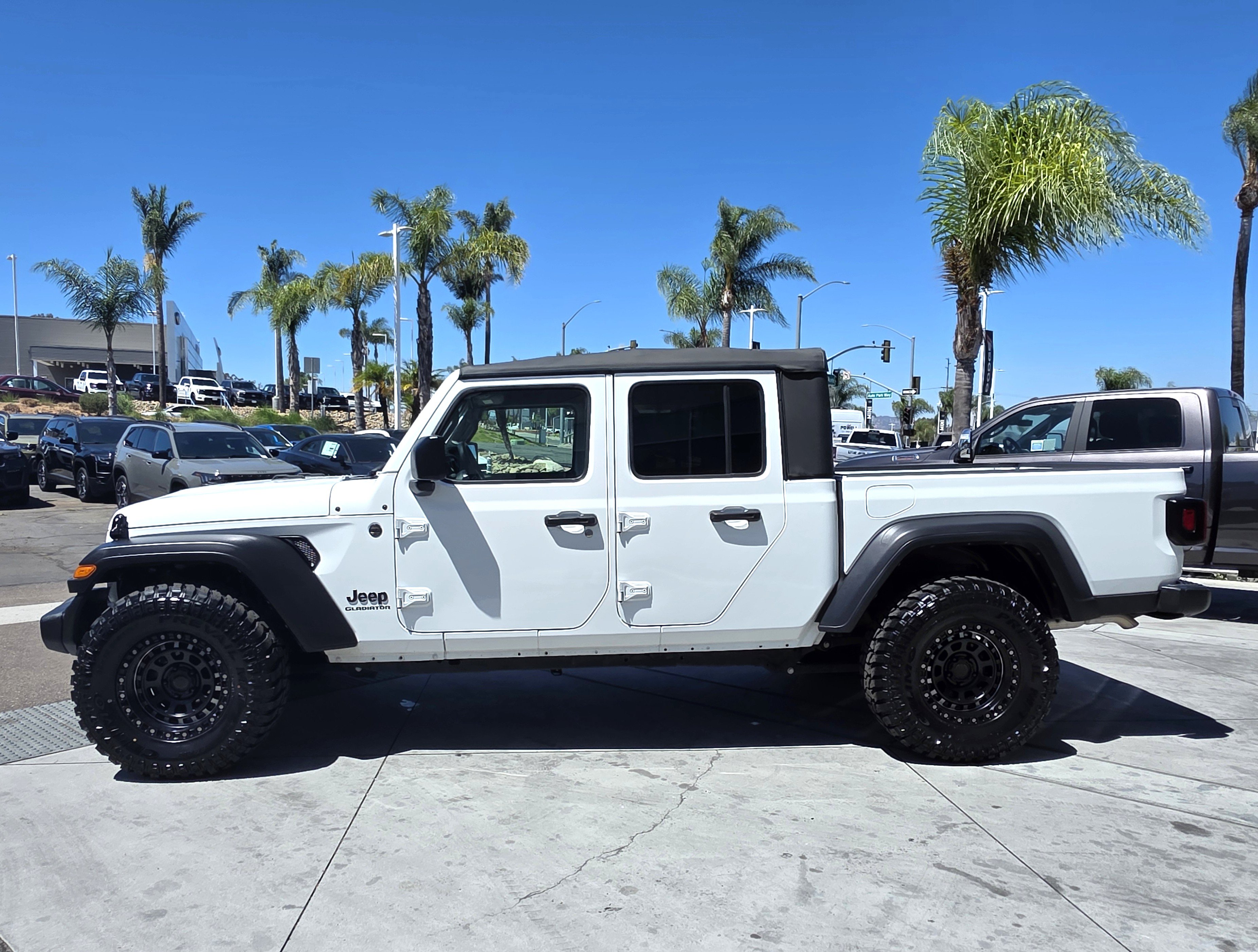 Certified 2022 Jeep Gladiator Sport AWD/4WD image 2