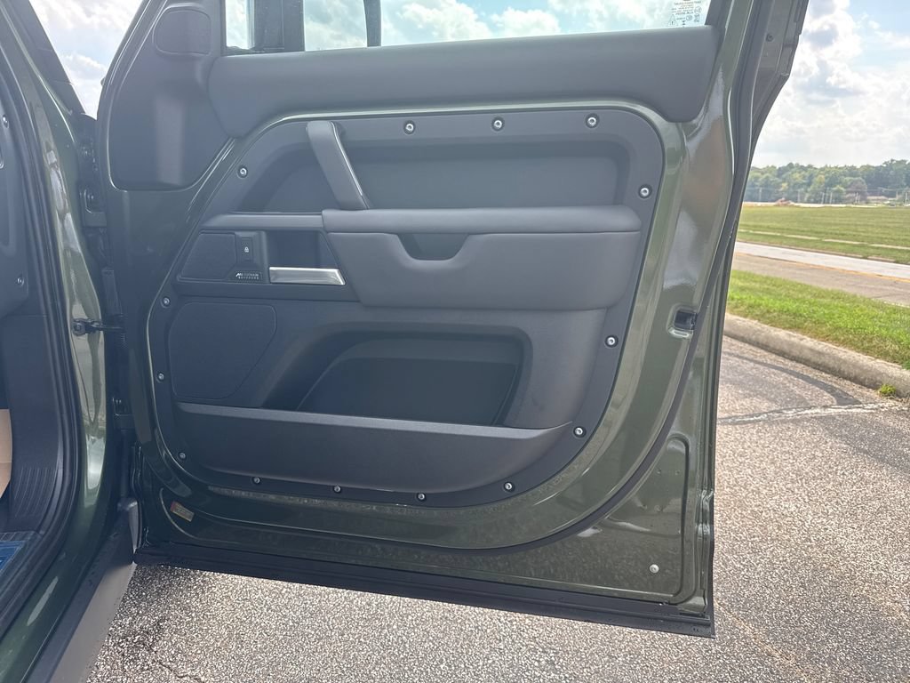 New 2026 Land Rover Defender 110 X-Dynamic SE AWD/4WD image 14