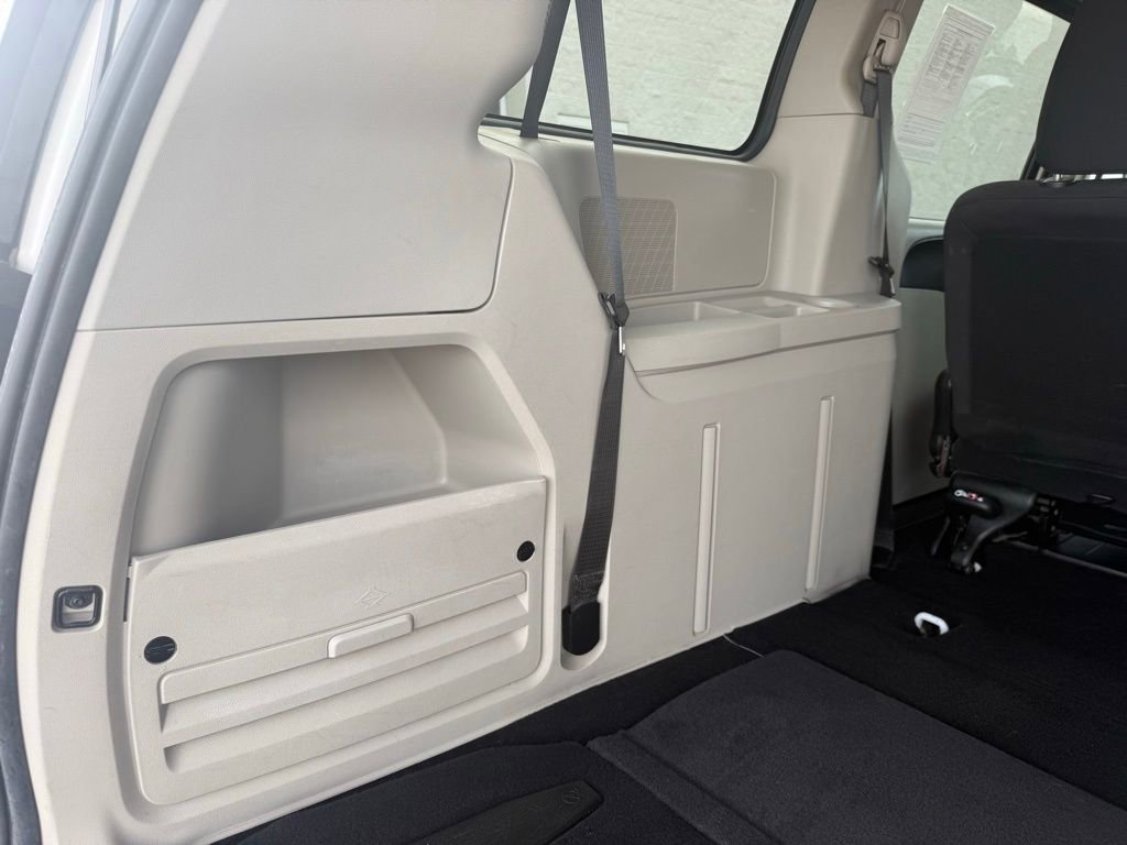 Used 2018 Dodge Grand Caravan SE w/ UConnect Hands-Free Group image 31