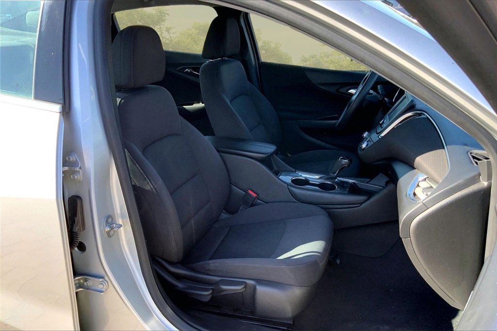 Used 2017 Chevrolet Malibu LT image 28