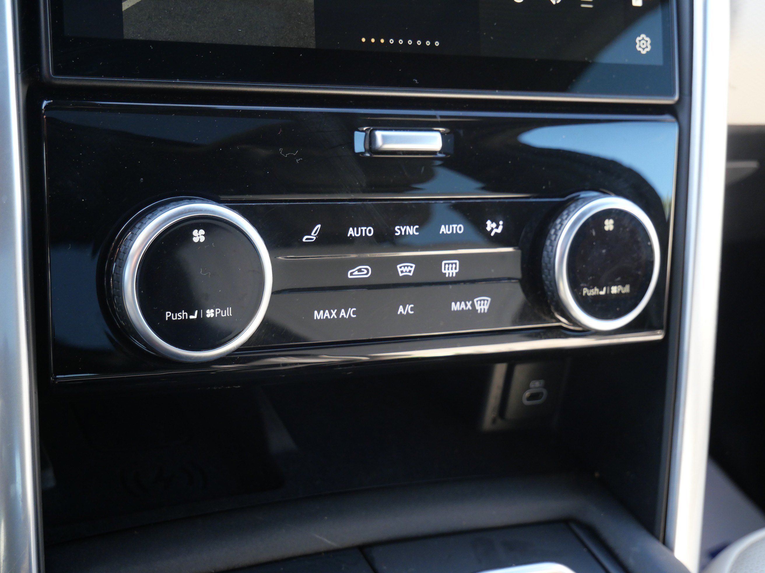 Certified 2024 Land Rover Discovery Dynamic SE AWD/4WD image 23