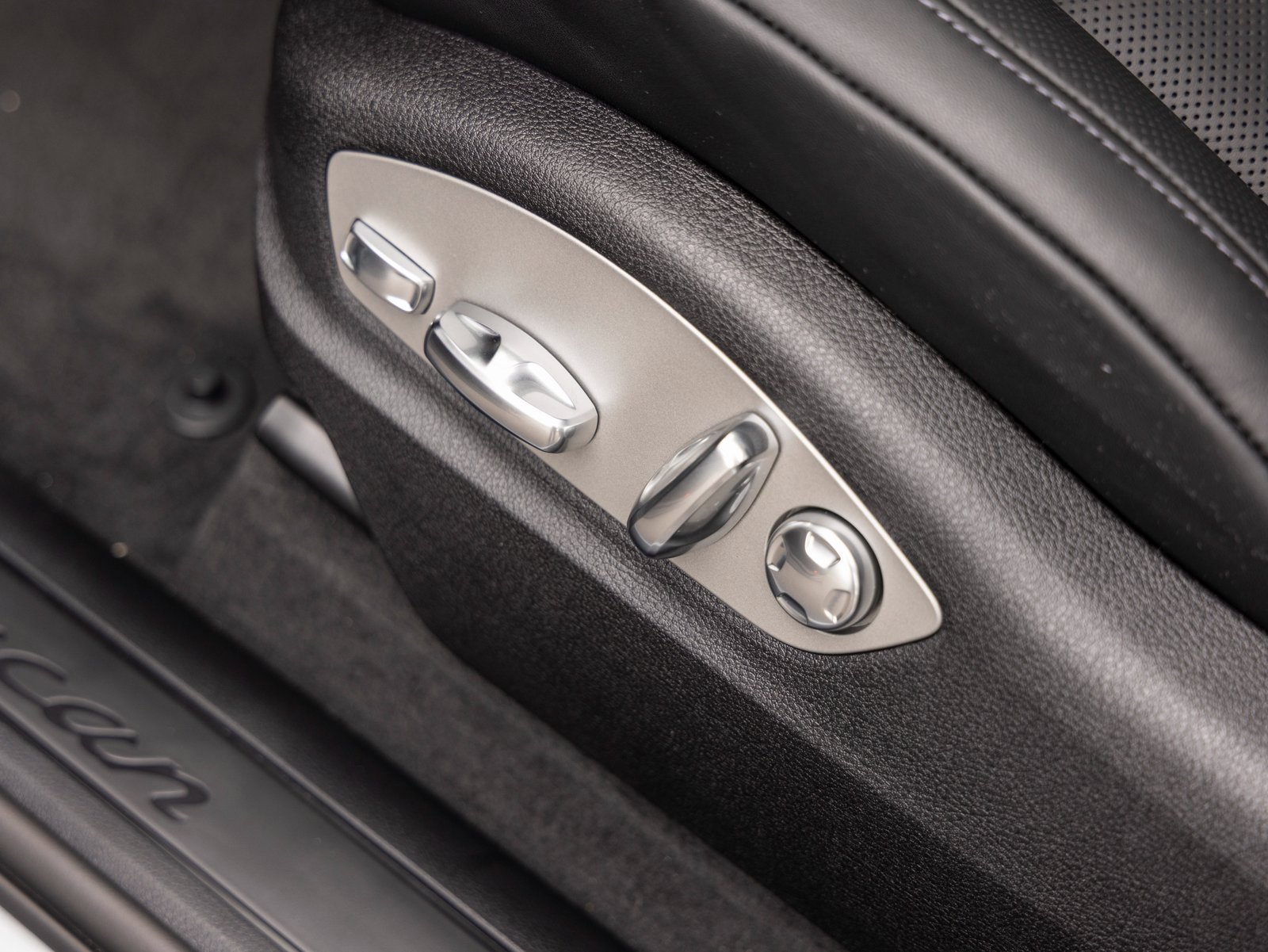 Certified 2025 Porsche Macan image 23