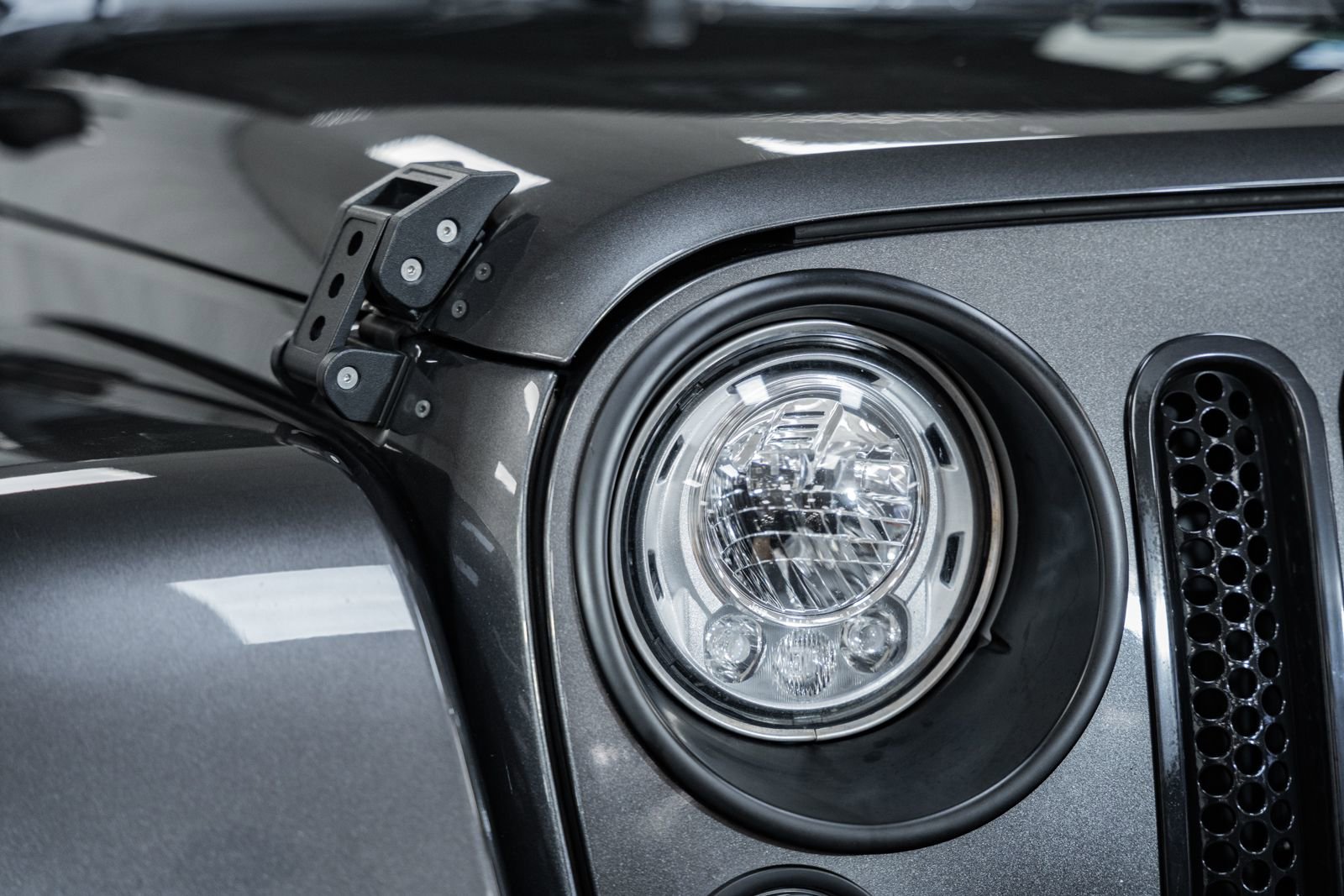 Used 2018 Jeep Wrangler Unlimited Sahara w/ Connectivity Group image 11