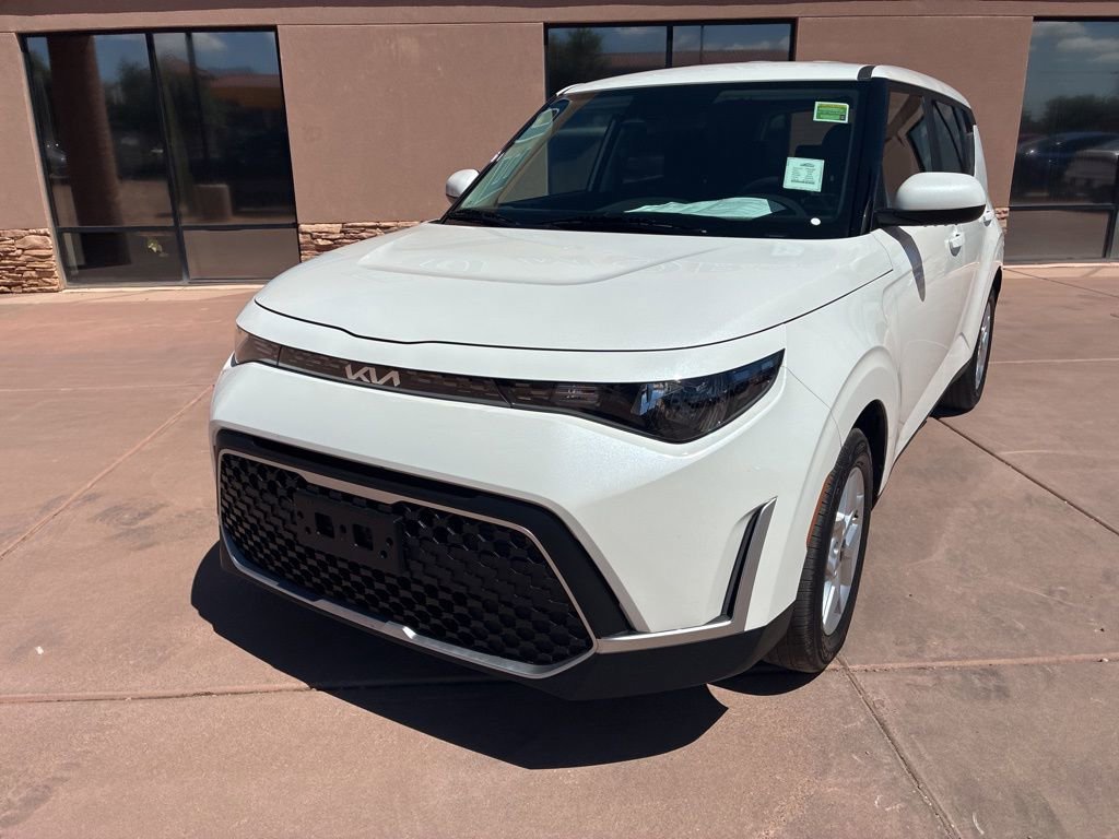 Used 2025 Kia Soul LX image 2