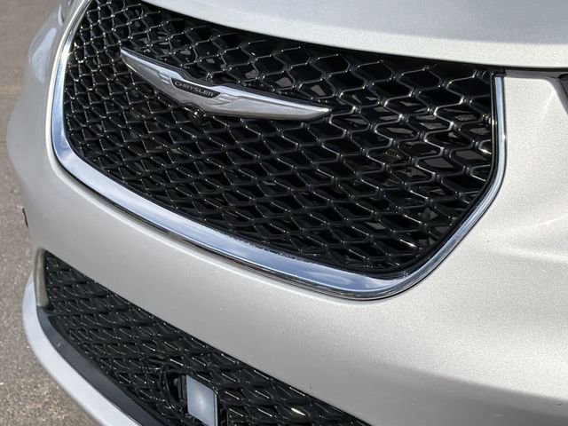 Used 2024 Chrysler Pacifica Touring-L image 16