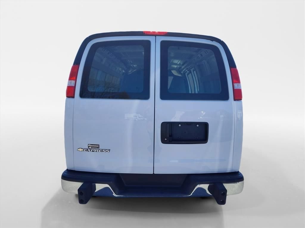 Used 2024 Chevrolet Express 2500 w/ Driver Convenience Package RWD image 4
