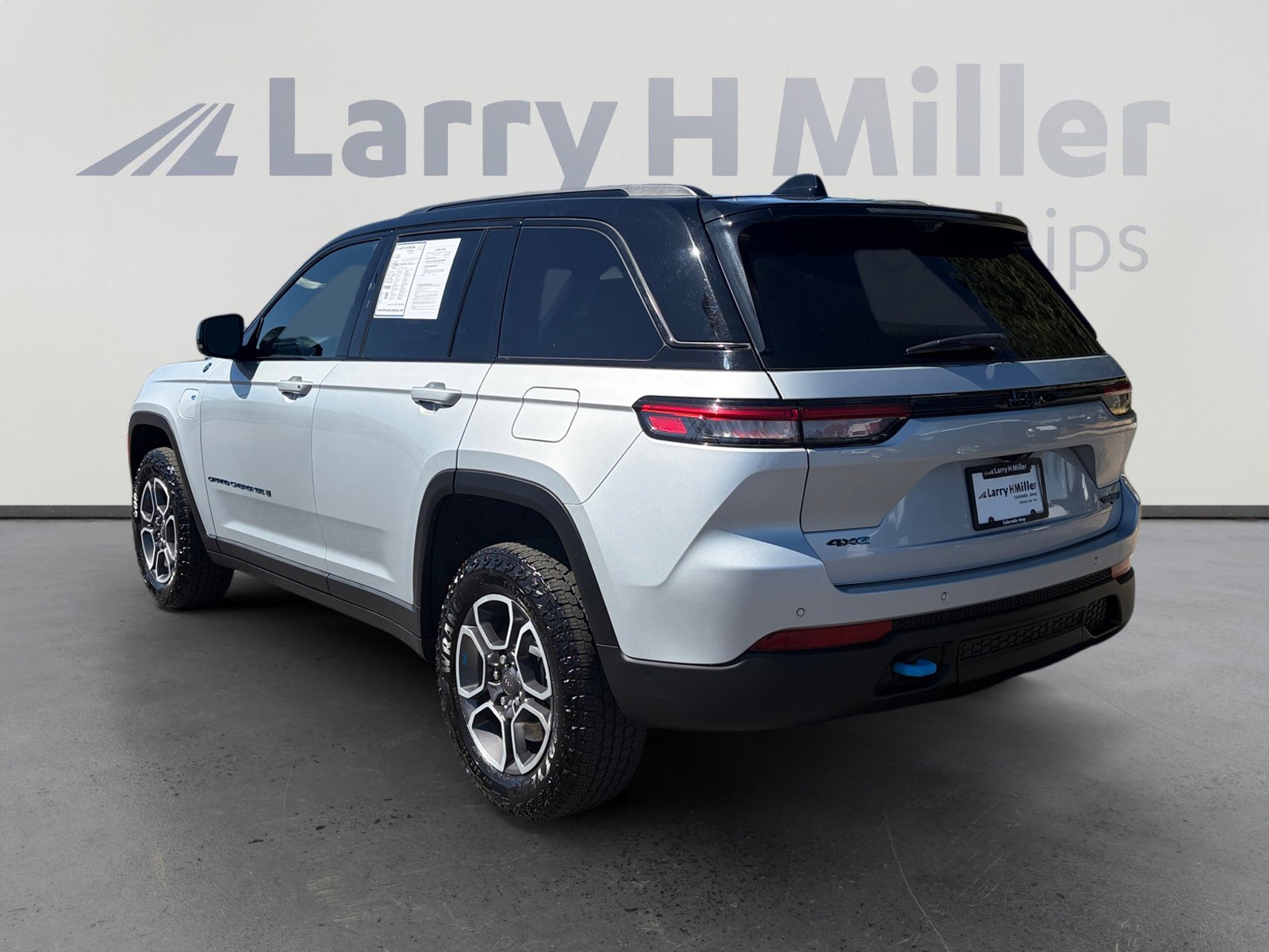 Used 2023 Jeep Grand Cherokee Trailhawk w/ Advanced Protech Group II AWD/4WD image 3