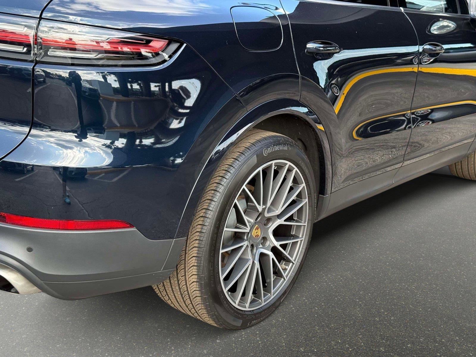 Used 2022 Porsche Cayenne w/ Premium Package image 17